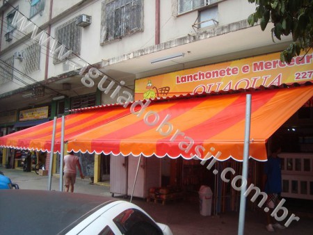 Toldo cortina com colunas móveis, proporciona proteção e beleza ao estabelecimento.